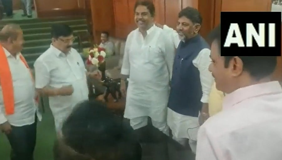 ವಿಧಾನಸಭೆಯಲ್ಲಿ ಬಿಜೆಪಿ-ಕಾಂಗ್ರೆಸ್ ನಾಯಕರು ಮುಖಾಮುಖಿ: ಕುಶಲೋಪರಿ ವಿಚಾರಿಸಿದ ಡಿ.ಕೆ.ಶಿವಕುಮಾರ್