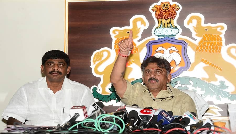 ಉರಿವ ಬೆಂಕಿಗೆ ತುಪ್ಪ ಸುರಿದ ಎಂಬಿಪಿ: ಸರ್ಕಾರದಿಂದ ಹೊರಗಿರುತ್ತೇನೆ ಎಂದ ಡಿಕೆಶಿ; ಸಚಿವಗೆ ಡಿ.ಕೆ ಸುರೇಶ್ ವಾರ್ನಿಂಗ್!