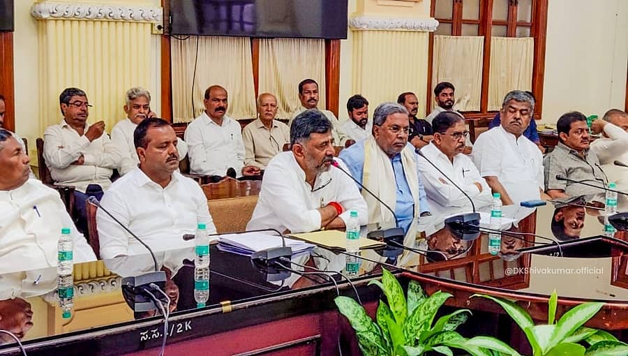 ಪಕ್ಷದ ಆಂತರಿಕ ವಿಚಾರಗಳ ಬಗ್ಗೆ ಬಹಿರಂಗ ಹೇಳಿಕೆ ನೀಡದಿರಿ: ಸಿಎಲ್'ಪಿ ಸಭೆಯಲ್ಲಿ ನಾಯಕರಿಗೆ ಸಿದ್ದು-ಡಿಕೆಶಿ ಖಡಕ್ ಸೂಚನೆ