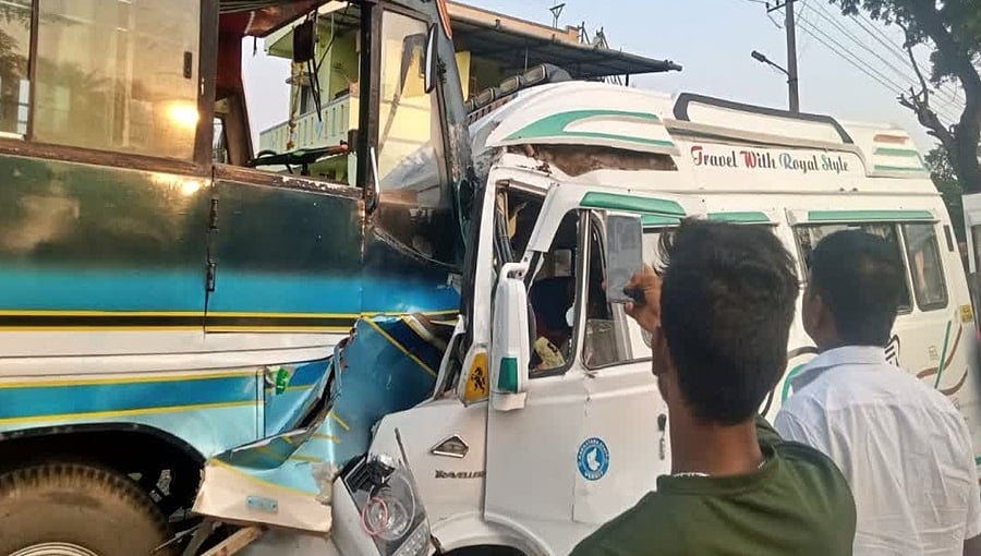ತುಮಕೂರಿನಲ್ಲಿ ನಿಂತಿದ್ದ ಖಾಸಗಿ ಬಸ್ ಗೆ ಟೆಂಪೋ ಟ್ರಾವಲರ್ ಡಿಕ್ಕಿ: ಇಬ್ಬರ ದುರ್ಮರಣ