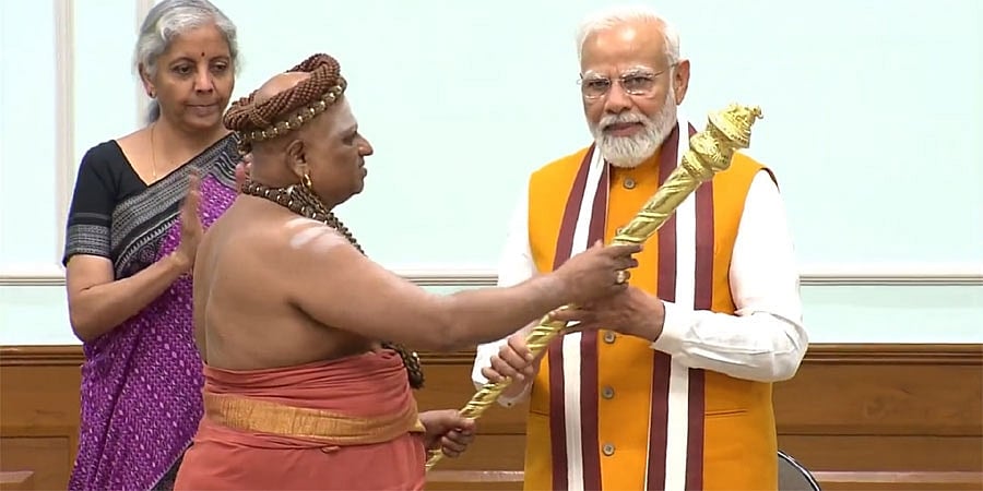 ನೂತನ ಸಂಸತ್ ಭವನ ಉದ್ಘಾಟನೆ: ಪ್ರಧಾನಿ ಮೋದಿಗೆ ‘ಸೆಂಗೋಲ್’ ರಾಜದಂಡ ಹಸ್ತಾಂತರಿಸಿದ ಅಧೀನಂ ಪೀಠಾಧಿಪತಿ