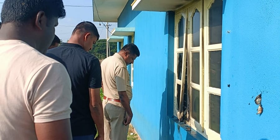 ಅರಕಲಗೂಡು: ಪೊಲೀಸ್ ಅಧಿಕಾರಿಯ ಮನೆಗೇ ಬೆಂಕಿ ಇಟ್ಟ ಕಿಡಿಗೇಡಿಗಳು