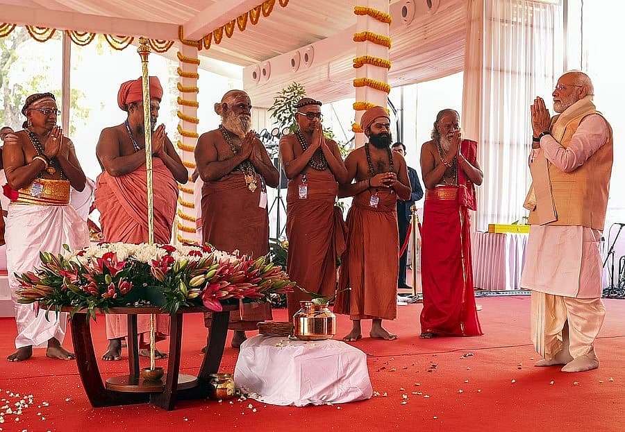 ಸಂಸತ್ ಭವನದ ಉದ್ಘಾಟನೆಗೂ ಮುನ್ನ ಸೆಂಗೋಲ್ ಗೆ ಪೂಜೆ ಸಲ್ಲಿಸಿದ ನಮಿಸಿದ ಪ್ರಧಾನಿ ಮೋದಿ