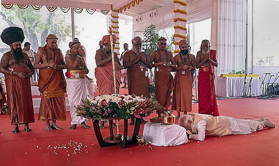ಸೆಂಗೋಲ್ ನ್ನು ಸಂಸತ್ ಭವನದಲ್ಲಿ ಸ್ಥಾಪಿಸುವುದಕ್ಕೂ ಮುನ್ನ ದೀರ್ಘದಂಡ ನಮಸ್ಕಾರ ಸಲ್ಲಿಸಿದ ಪ್ರಧಾನಿ ಮೋದಿ