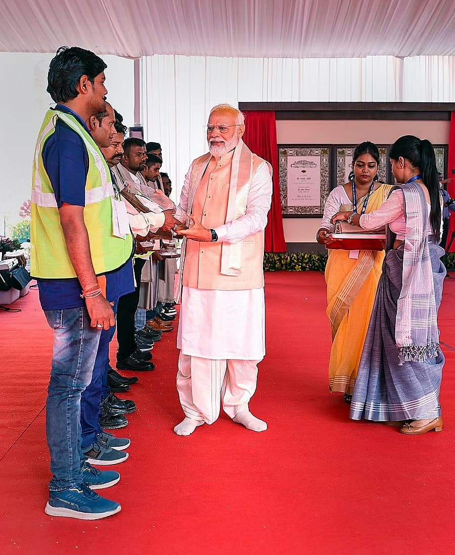 ಸಂಸತ್ ಭವನ  ನಿರ್ಮಾಣ ಮಾಡಿದ ಕಾರ್ಮಿಕರಿಗೆ ಸನ್ಮಾನ ಮಾಡಿದ ಪ್ರಧಾನಿ ಮೋದಿ
