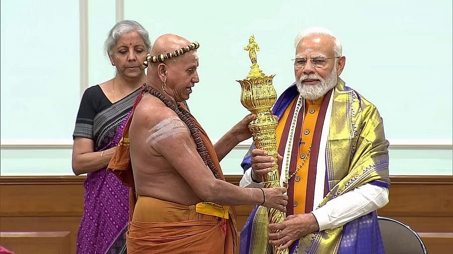 ಸಂಸತ್ ಲೋಕಾರ್ಪಣೆಗೂ ಮುನ್ನ ತಮಿಳುನಾಡಿನ ಅಧೀನಂ ಪೀಠದ ಸಂತರು ಪ್ರಧಾನಿ ಮೋದಿ ಅವರಿಗೆ ಸೆಂಗೋಲ್ ನ್ನು ಹಸ್ತಾಂತರಿಸಿದರು.