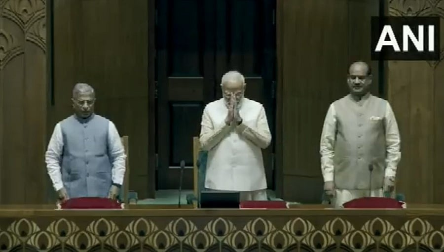 ನೂತನ ಸಂಸತ್ ಭವನ ಉದ್ಘಾಟನೆ: ರಾಷ್ಟ್ರಗೀತೆ ಮೂಲಕ 2ನೇ ಹಂತದ ಕಾರ್ಯಕ್ರಮ ಆರಂಭ, ಗಣ್ಯಾತಿಗಣ್ಯರು ಭಾಗಿ