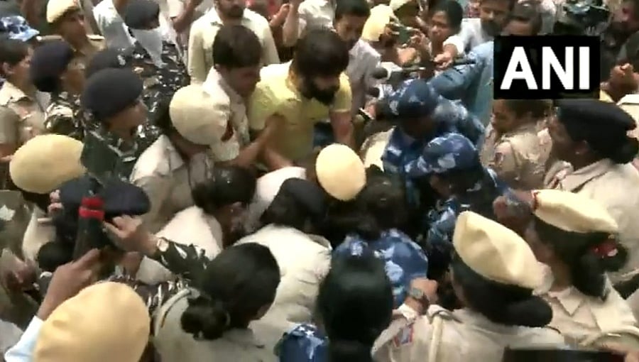 ನೂತನ ಸಂಸತ್ ಭವನದ ಹೊರಗೆ ಪ್ರತಿಭಟನೆ: ಕುಸ್ತಿಪಟುಗಳು ಸೇರಿ ಹಲವರು ವಶಕ್ಕೆ