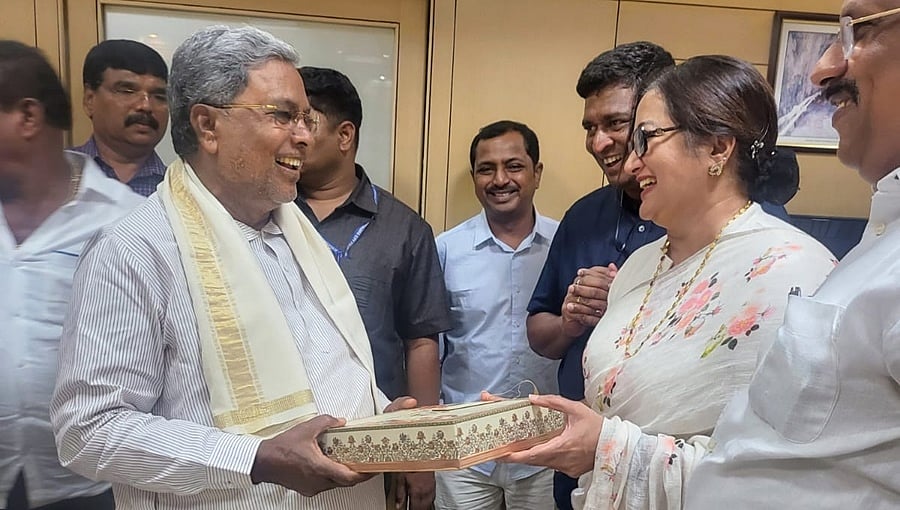 ರಾಜಕಾರಣ ಬದಿಗೊತ್ತಿ ಪುತ್ರನ ಮದುವೆಗೆ ಸಿಎಂ ಸಿದ್ದಾರಾಮಯ್ಯ ಆಹ್ವಾನಿಸಿದ ಸುಮಲತಾ