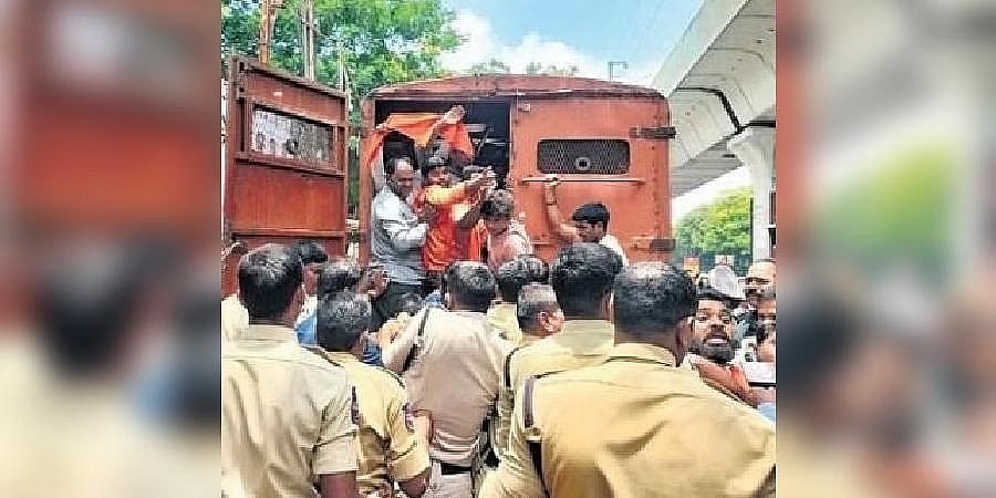 ಕರ್ನಾಟಕ ಚುನಾವಣೆ: ಹೈದರಾಬಾದ್ನಲ್ಲಿ ಕಾಂಗ್ರೆಸ್ ಪ್ರಣಾಳಿಕೆ ವಿರೋಧಿಸಿ ಬಜರಂಗದಳ ಪ್ರತಿಭಟನೆ