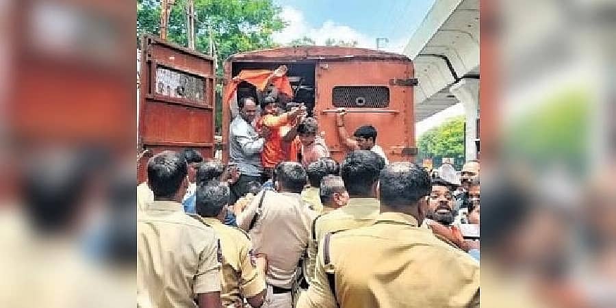 ಕರ್ನಾಟಕ ಚುನಾವಣೆ: ಹೈದರಾಬಾದ್‌ನಲ್ಲಿ ಕಾಂಗ್ರೆಸ್ ಪ್ರಣಾಳಿಕೆ ವಿರೋಧಿಸಿ ಬಜರಂಗದಳ ಪ್ರತಿಭಟನೆ