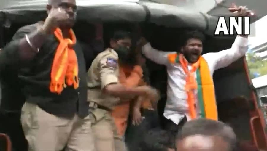ಹನುಮಾನ್ ಚಾಲೀಸಾ ಪಠಣ: ಬಿಜೆಪಿ ಕಾರ್ಯಕರ್ತರ ವಶಕ್ಕೆ ಪಡೆದ ಪೊಲೀಸರು