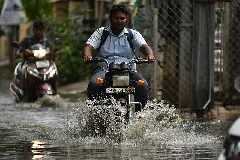 ವಿಜಯವಾಡದಲ್ಲಿ ಮಳೆಯ ನೀರಿನಲ್ಲಿ ಬೈಕ್ ನಲ್ಲಿ ಚಲಿಸುತ್ತಿರುವ ದೃಶ್ಯ