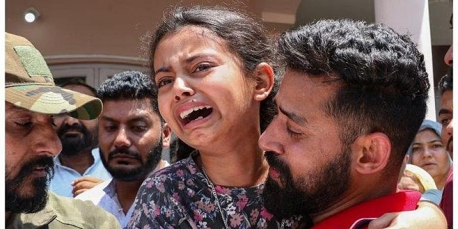 'ದಯವಿಟ್ಟು ಅಪ್ಪ ಹಿಂತಿರುಗಿ': ರಾಜೌರಿ ಸ್ಫೋಟದಲ್ಲಿ ಹುತಾತ್ಮರಾಗಿದ್ದ ಯೋಧನ ಮಗಳ ಆಕ್ರಂದನ!