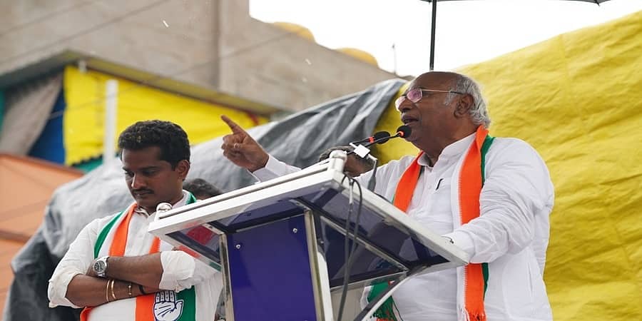 'ನನ್ನ ಜೊತೆ ಬಾಬಾ ಸಾಹೇಬ್ ಸಂವಿಧಾನವಿದೆ, ರಕ್ಷಣೆಗೆ ಜನರಿದ್ದಾರೆ': ತವರು ಜಿಲ್ಲೆಯಲ್ಲಿ ಖರ್ಗೆ ಭಾವುಕ ಭಾಷಣ!