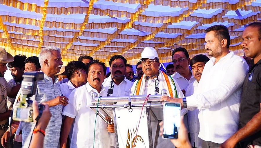 ಸಿದ್ದರಾಮಯ್ಯ ಎಮೋಷನ್ ಕಾರ್ಡ್: ತಾಯಿ-ತಂದೆ ಕಳೆದುಕೊಂಡಿರುವ ದರ್ಶನ್ ಬೆಂಬಲಿಸಿ; ಮೋದಿ 'ಹವಾ'ಗೆ ಕಾಂಗ್ರೆಸ್ ಕಸಿವಿಸಿ!