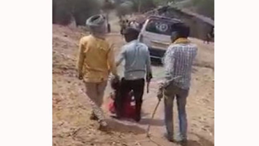ಗುಜರಾತ್ನಲ್ಲಿ ಮಹಿಳೆಯನ್ನು ವಿವಸ್ತ್ರಗೊಳಿಸಿ ಸಾರ್ವಜನಿಕವಾಗಿ ಥಳಿತ: ನಾಲ್ವರ ಬಂಧನ