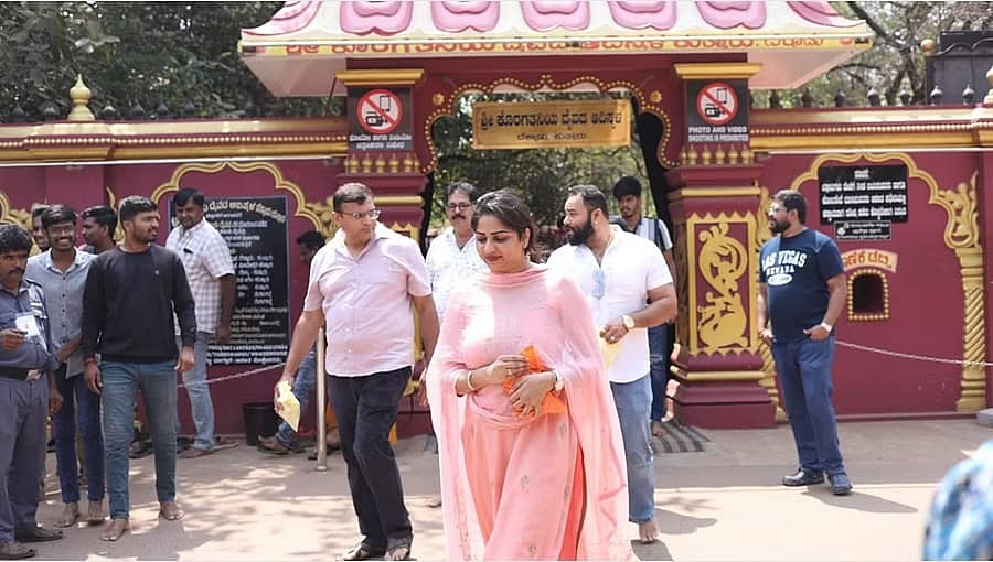 ಮಂಗಳೂರು: ಕುತ್ತಾರು ಕೊರಗಜ್ಜನ ಕ್ಷೇತ್ರಕ್ಕೆ ನಟಿ ರಚಿತಾ ರಾಮ್ ಭೇಟಿ, ಚಿತ್ರಗಳ ಯಶಸ್ಸಿಗಾಗಿ ಪ್ರಾರ್ಥನೆ