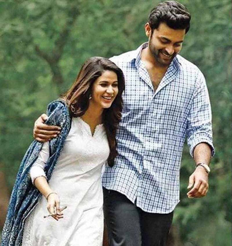 ಟಾಲಿವುಡ್ನ ʼಮಿಸ್ಟರ್ʼ ಮತ್ತು ʼಅಂತರಿಕ್ಷಂʼ ಸಿನಿಮಾದಲ್ಲಿ ಒಟ್ಟಾಗಿ ನಟಿಸಿದ್ದ ಜೋಡಿ ವರುಣ್ ತೇಜ್ ಮತ್ತು ಲಾವಣ್ಯ ತ್ರಿಪಾಠಿ ಶುಕ್ರವಾರ ರಾತ್ರಿ ಖಾಸಗಿ ಸಮಾರಂಭದಲ್ಲಿ ನಿಶ್ಚಿತಾರ್ಥ ಮಾಡಿಕೊಂಡಿದ್ದಾರೆ.
