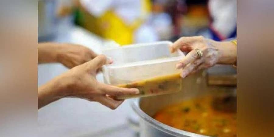 ಬೆಂಗಳೂರು: ಬಡವರಿಗೆ ಊಟ ವಿತರಿಸಿದ ಕುಟುಂಬಕ್ಕೆ ಹೋಟೆಲ್ ಸಿಬ್ಬಂದಿ ಬೆದರಿಕೆ