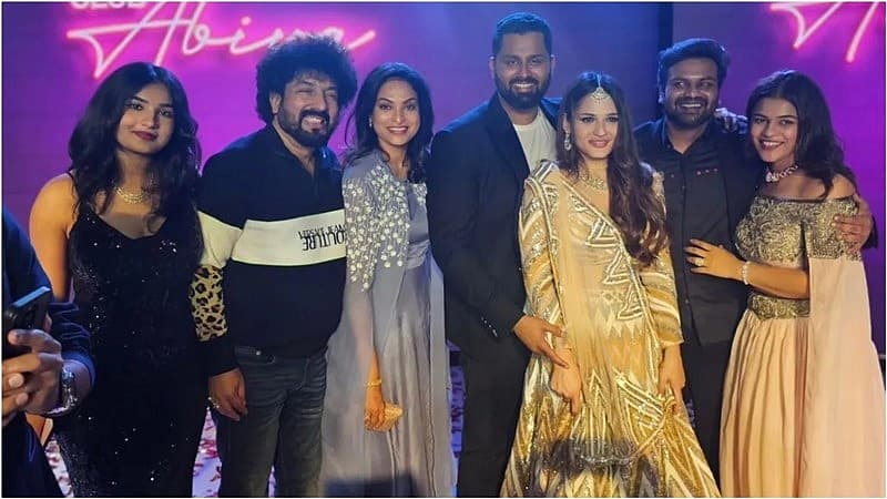 ಸಂಗೀತ ಕಾರ್ಯಕ್ರಮದಲ್ಲಿ ಕನ್ನಡ ಸೇರಿದಂತೆ ದಕ್ಷಿಣ ಭಾರತ ಚಿತ್ರರಂಗದ ಹಲವು ಕಲಾವಿದರು, ಅಂಬರೀಷ್ ಕುಟುಂಬದ ಆಪ್ತರು ಭಾಗವಹಿಸಿದ್ದರು.