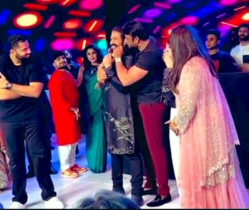 ಕಾರ್ಯಕ್ರಮದಲ್ಲಿ ಪರಸ್ಪರ ಕಿಚಾಯಿಸಿಕೊಳ್ಳುತ್ತಿರುವ ಯಶ್ ಮತ್ತು ದರ್ಶನ್