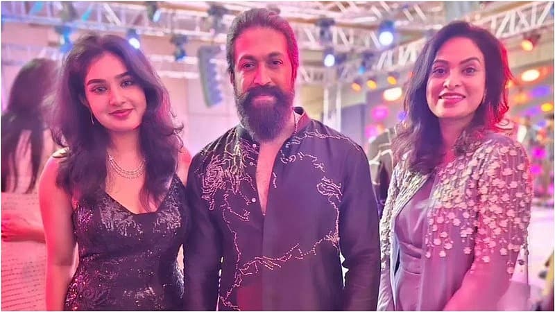 ನಟ ಯಶ್ ಪಾರ್ಟಿಗೆ ಆಗಮಿಸಿ ಅಭಿಷೇಕ್, ಸುಮಲತಾ, ದರ್ಶನ್ ಜೊತೆ ಹಾಡುಗಳಿಗೆ ಹೆಜ್ಜೆ ಹಾಕಿ ಕುಣಿದರು