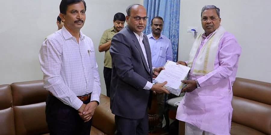 ಸಿಎಂ ಸಿದ್ದರಾಮಯ್ಯಗೆ 2ನೇ ಆಡಳಿತ ಸುಧಾರಣಾ ಆಯೋಗದ ವರದಿ ಸಲ್ಲಿಕೆ