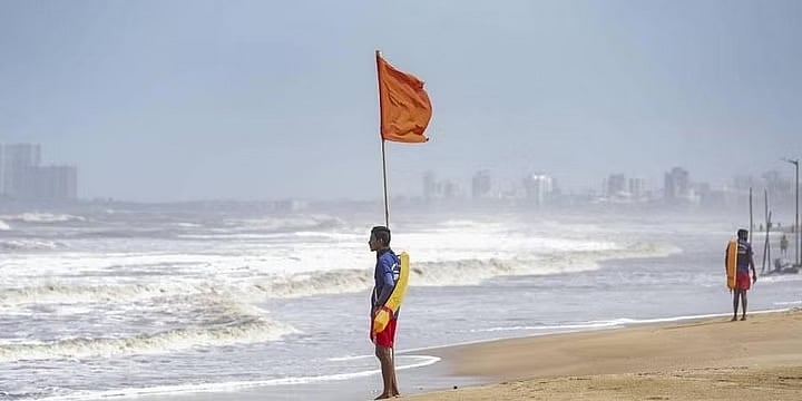 Cyclone Biparjoy: ಮನೆ ತೊರೆಯಲು ಕಚ್‌ ಗ್ರಾಮಸ್ಥರ ಹಿಂದೇಟು; ಅಧಿಕಾರಿಗಳಿಗೆ ಸವಾಲಾದ ಸ್ಥಳಾಂತರ ಕಾರ್ಯ!