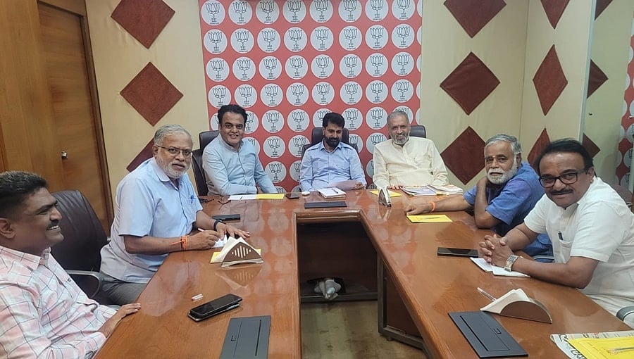 ಪಠ್ಯಪುಸ್ತಕ ಪರಿಷ್ಕರಣೆ ವಿವಾದ: ನಿರ್ಧಾರಕ್ಕೂ ಮುನ್ನ ಮಾಹಿತಿ ನೀಡಿ; ಬಿಜೆಪಿ ಆಗ್ರಹ