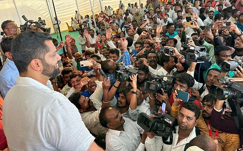 ನೆರೆದಿದ್ದ ಅಭಿಮಾನಿಗಳನ್ನು ಉದ್ದೇಶಿಸಿ ಮಾತನಾಡಿದ ಅಭಿಷೇಕ್