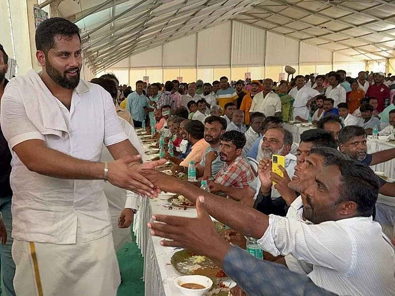 ಬೀಗರೂಟದಲ್ಲಿ ಬಂದಿದ್ದ ಅಭಿಮಾನಿಗಳನ್ನು ವಿಚಾರಿಸಿ ಮಾತನಾಡಿಸಿರುವ ಅಭಿಷೇಕ್