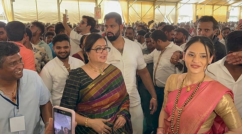 ಟೆಂಟ್ ಒಳಗೆ ಊಟಕ್ಕೆ ಕುಳಿತವರ ಕುಶಲೋಪರಿ ವಿಚಾರಿಸಿದ ಸುಮಲತಾ-ಅಭಿಷೇಕ್-ಅವಿವಾ