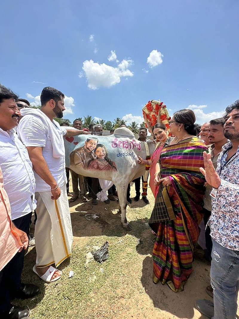 ಎತ್ತಿನ ದೇಹದಲ್ಲಿ ವಿಶೇಷ ಅಲಂಕಾರ ಮಾಡಿ ತಂದದ್ದು ಬೀಗರಕೂಟದಲ್ಲಿ ಎಲ್ಲರ ಗಮನ ಸೆಳೆಯಿತು. ಫೋಟೋ ಮುಂದೆ ಅಂಬಿ ಕುಟುಂಬ ಫೋಸ್ ನೀಡಿ ಖುಷಿಯಿಂದ ಫೋಟೋ ತೆಗೆಸಿಕೊಂಡರು.