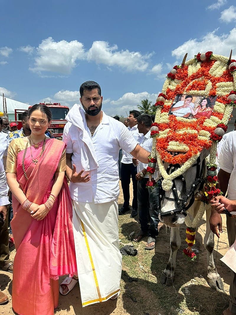ಅಭಿಷೇಕ್-ಅವಿವಾ ಬೀಗರ ಔತಣಕೂಟಕ್ಕೆ ಆಗಮಿಸಿದ್ದ ಅಂಬರಿಶ್ ಅಭಿಮಾನಿ ನೂತನ ವಧು-ವರರಿಗೆ ವಿಶೇಷ ರೀತಿಯಲ್ಲಿ ಶುಭಾಶಯ ಕೋರಿದ್ದಾರೆ.