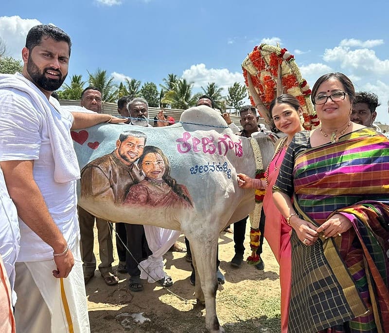 ಚೀರನಹಳ್ಳಿಯ ತೇಜಗೌಡ ಎಂಬಾತ ಹೀಗೆ ವಿಶೇಷವಾಗಿ ಅಭಿಷೇಕ್ ಹಾಗೂ ಅವಿವಾ ಅವರಿಗೆ ವಿವಾಹಕ್ಕೆ ಶುಭ ಕೋರಿದ್ದಾರೆ.
