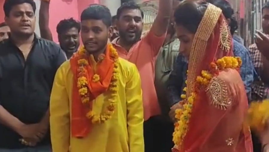 ಮಧ್ಯ ಪ್ರದೇಶ: ಪ್ರೀತಿಸಿದವಳ ಕೈಹಿಡಿಯಲು ಹಿಂದೂ ಧರ್ಮ ಸ್ವೀಕರಿಸಿದ ಮುಸ್ಲಿಂ ಯುವಕ!