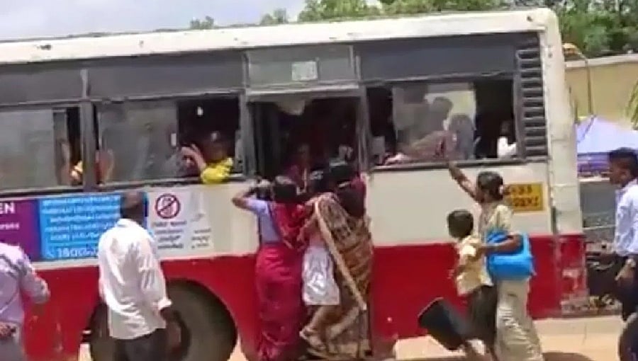 ಶಕ್ತಿ ಯೋಜನೆ: ಮೇಲೆಯೇ ಬಸ್ ಹತ್ತಿಸಲು ಯತ್ನ, ಚಾಲಕನ ಅನಾಗರೀಕ ವರ್ತನೆಗೆ ಮಹಿಳೆಯರ ಹಿಡಿಶಾಪ!