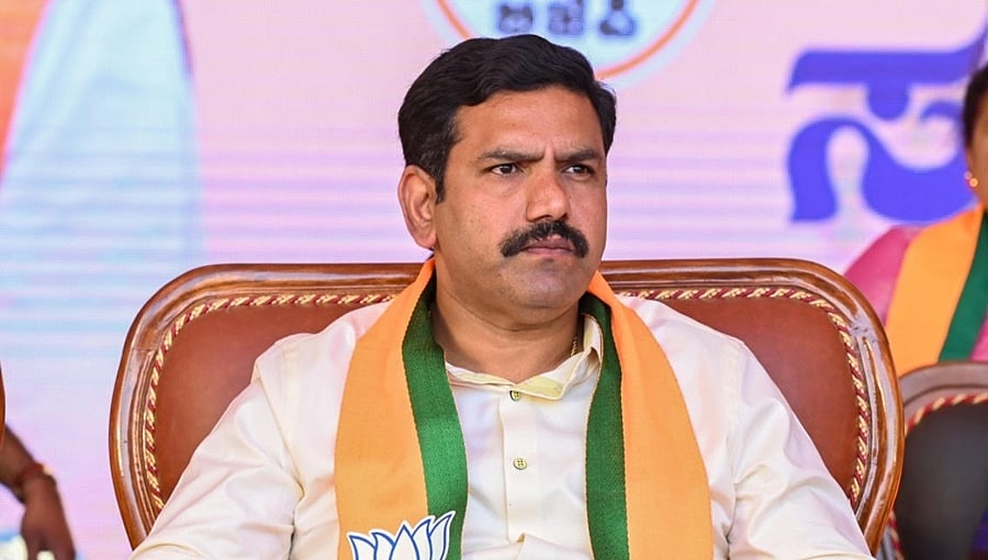 ಕಮಿಷನ್ ಹೊಡೆಯುವ ಪೇಟೆಂಟ್ ಬಿಜೆಪಿಯದ್ದು: 'ವಿಜಯೇಂದ್ರ ಟ್ಯಾಕ್ಸ್ ಸರ್ವೀಸ್' ಬಗ್ಗೆ ಯತ್ನಾಳ್ ಬಳಿ ಕೇಳಿ!