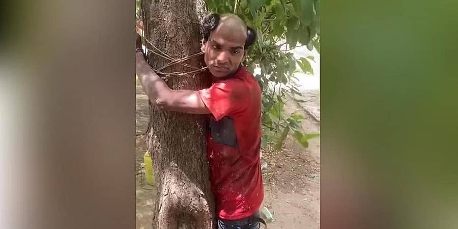 ಮುಸ್ಲಿಂ ಯುವಕನ ತಲೆ ಬೋಳಿಸಿ, ಮರಕ್ಕೆ ಕಟ್ಟಿ ಥಳಿಸಿ, 'ಜೈ ಶ್ರೀರಾಮ್' ಘೋಷಣೆ ಕೂಗುವಂತೆ ಒತ್ತಾಯ!
