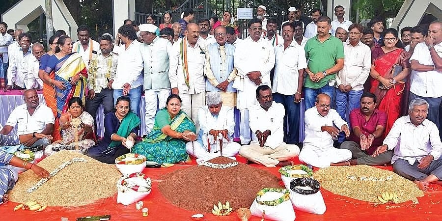 ತುಮಕೂರು: ಅಕ್ಕಿ ನಿರಾಕರಿಸಿದ ಕೇಂದ್ರ ಸರ್ಕಾರದ ವಿರುದ್ಧ ಕಾಂಗ್ರೆಸ್ ಪ್ರತಿಭಟನೆ