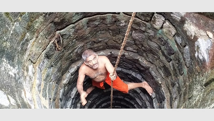 ಉಡುಪಿ: 40 ಅಡಿ ಬಾವಿಗಿಳಿದು ಬೆಕ್ಕಿನ ಮರಿ ರಕ್ಷಿಸಿದ ಪೇಜಾವರ ಸ್ವಾಮೀಜಿ!