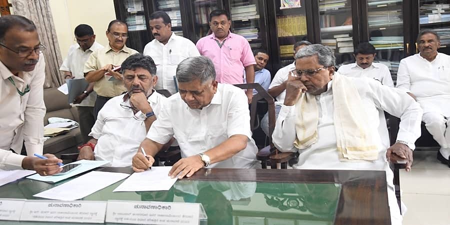 ವಿಧಾನಪರಿಷತ್ ಉಪ ಚುನಾವಣೆ: ಕಾಂಗ್ರೆಸ್ ಅಭ್ಯರ್ಥಿಗಳ ನಾಮಪತ್ರ ಸಲ್ಲಿಕೆ