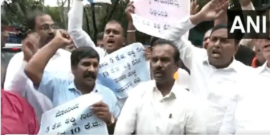 'ಧಮ್ಮಿದ್ರೆ, ತಾಕತ್ತಿದ್ರೆ ಎಲ್ಲಾ ಕಡೆಯಿಂದ ಸಂಗ್ರಹಣೆ ಮಾಡಿ 15 ಕೆಜಿ ಅಕ್ಕಿ ಕೊಡಿ': ಬಿಜೆಪಿ ಪ್ರತಿಭಟನೆ, ಪೊಲೀಸರ ವಶ