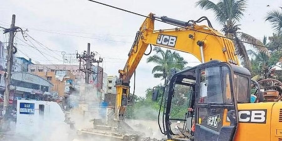 ಬಿಬಿಎಂಪಿ ತೆರವು ಕಾರ್ಯಾಚರಣೆಗೆ ಮಾಜಿ ಶಾಸಕರ ಅಡ್ಡಿ: ಬುಲ್ಡೋಜರ್ ಕೀ ಕಸಿದುಕೊಂಡ ನಂದೀಶ್ ರೆಡ್ಡಿ!