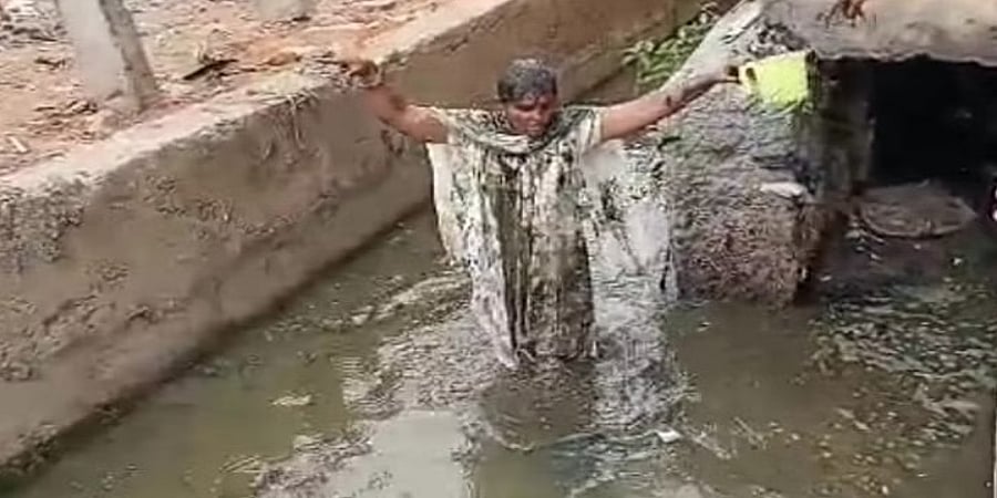 ಸಚಿವರ ಭೇಟಿಗೆ ನಿರಾಕರಣೆ: ರಾಯಚೂರಿನಲ್ಲಿ ರಾಜಕಾಲುವೆಯಲ್ಲಿ ಕುಳಿತು ಮಹಿಳೆ ಪ್ರತಿಭಟನೆ!