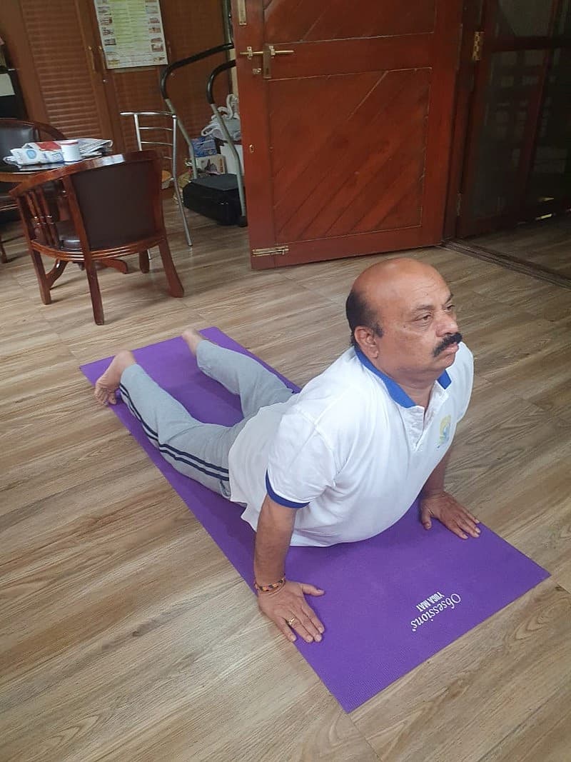 ಮಾಜಿ ಮುಖ್ಯಮಂತ್ರಿ ಬಸವರಾಜ ಬೊಮ್ಮಾಯಿ ತಮ್ಮ ನಿವಾಸದಲ್ಲಿ ಯೋಗ ಮಾಡಿದ್ದು ಹೀಗೆ