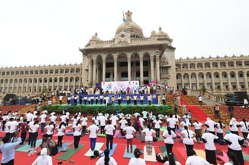 ಪ್ರತಿವರ್ಷ ಯೋಗ ದಿನಾಚರಣೆಯಂದು ಯೋಗ, ಧ್ಯಾನ, ಸಭೆಗಳು ಚರ್ಚೆಗಳು, ಸಾಂಸ್ಕೃತಿಕ ಪ್ರದರ್ಶನಗಳು ಇತ್ಯಾದಿಗಳನ್ನು ಅಭ್ಯಸಿಸುವುದರ ಮೂಲಕ ವಿಶ್ವದ ಬಹುತೇಕ ರಾಷ್ಟ್ರಗಳಲ್ಲಿ ಯೋಗ ದಿನವನ್ನು ಆಚರಿಸಲಾಗುತ್ತದೆ.