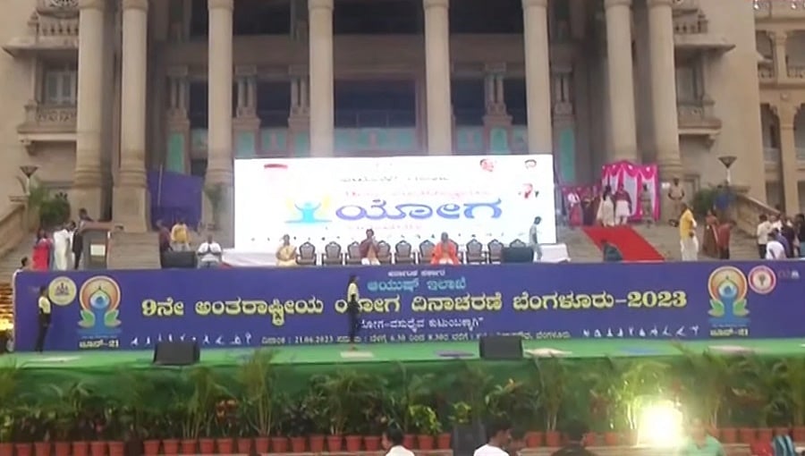 ವಿಧಾನಸೌಧ ಮುಂಭಾಗ ಯೋಗ ದಿನ ಆಚರಣೆ: ಯೋಗ ಅಳವಡಿಸಿಕೊಳ್ಳಿ, ಸ್ವಸ್ಥ ಕರ್ನಾಟಕ ನಿರ್ಮಾಣ ಮಾಡಿ ಎಂದ ಆರೋಗ್ಯ ಸಚಿವ