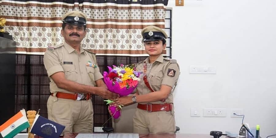 ಭಾವುಕತೆಗೆ ಸಾಕ್ಷಿಯಾದ ಕ್ಷಣ: ತಂದೆಯಿಂದಲೇ ಅಧಿಕಾರ ವಹಿಸಿಕೊಂಡ ಮಹಿಳಾ ಎಸ್‌ಐ!